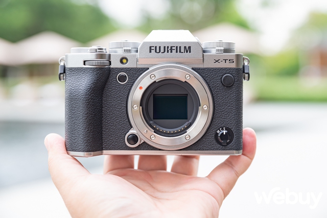 Cận cảnh Fujifilm X-T5 tại Việt Nam: Cảm biến 40MP có chống rung IBIS, quay video 6.2K, giá gần 43.5 triệu đồng - Ảnh 2.