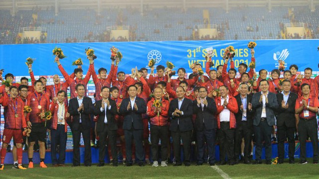 Trao bằng khen của Bộ VHTTDL cho tập thể Liên đoàn bóng đá Việt Nam có thành tích xuất sắc trong công tác tổ chức SEA Games 31 - Ảnh 1.
