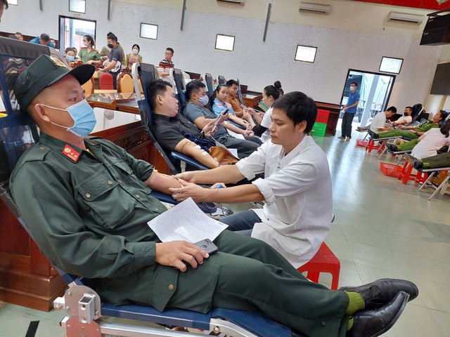 Hơn 600 cán bộ, chiến sĩ tham gia hiến máu tình nguyện - Ảnh 1.