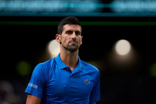 Thắng áp đảo &quot;hiện tượng&quot;, Djokovic vào bán kết Paris Masters - Ảnh 1.