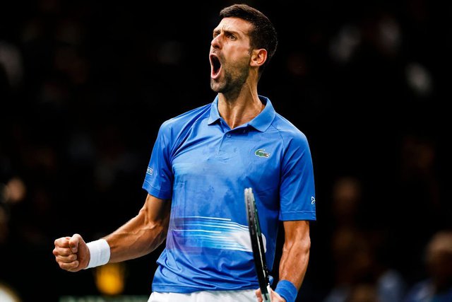 Thắng áp đảo &quot;hiện tượng&quot;, Djokovic vào bán kết Paris Masters - Ảnh 7.