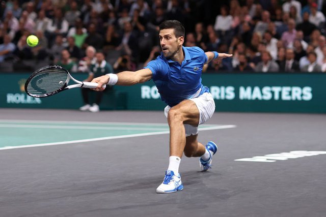 Thắng áp đảo &quot;hiện tượng&quot;, Djokovic vào bán kết Paris Masters - Ảnh 3.