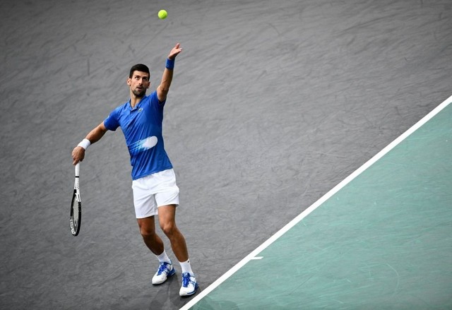 Thắng áp đảo &quot;hiện tượng&quot;, Djokovic vào bán kết Paris Masters - Ảnh 2.