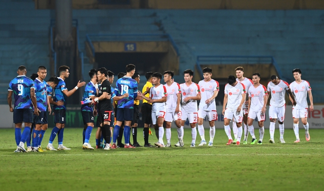 Đức Chinh hành động dứt khoát, ngăn chặn đồng đội gây hấn với cầu thủ Viettel FC  - Ảnh 3.