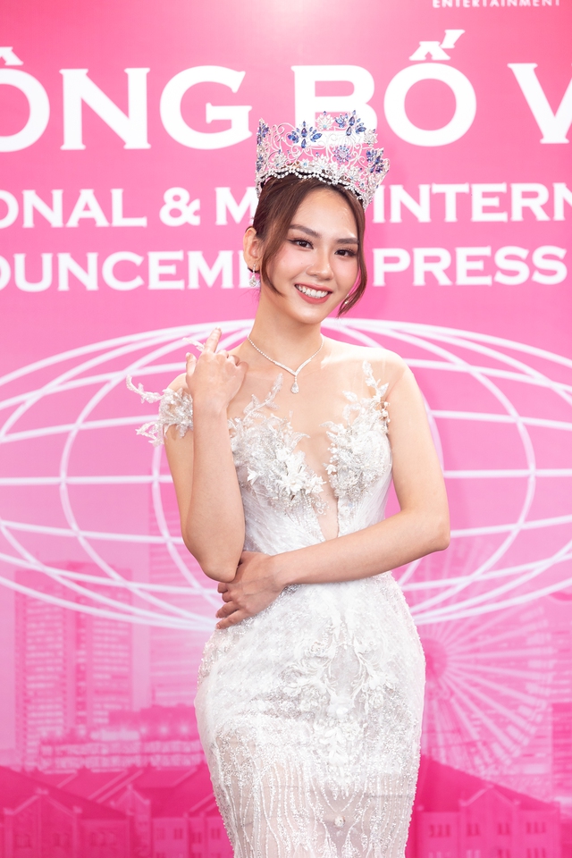 Thảm đỏ công bố vương miện Miss International: Mai Phương, Thúy Vân đọ sắc cùng Hoa hậu quốc tế - Ảnh 2.