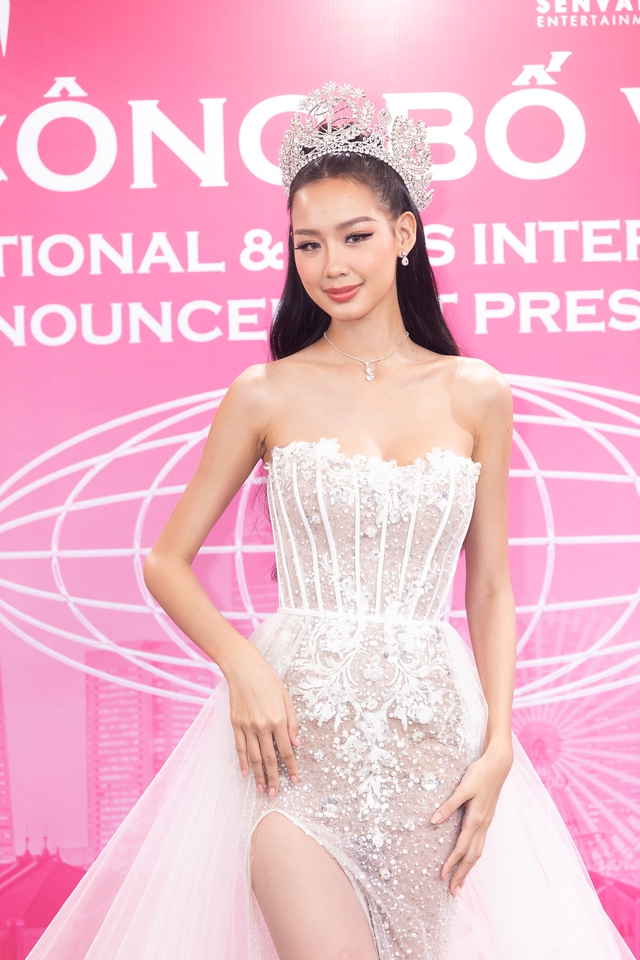 Thảm đỏ công bố vương miện Miss International: Mai Phương, Thúy Vân đọ sắc cùng Hoa hậu quốc tế - Ảnh 3.