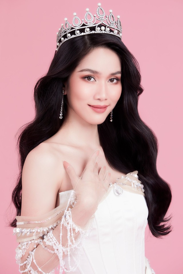 Vẻ đẹp và học vấn khủng của nàng hậu Việt được kỳ vọng sẽ mang về vương miện Miss International - Ảnh 1.