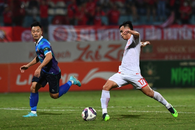 Đức Chinh hành động dứt khoát, ngăn chặn đồng đội gây hấn với cầu thủ Viettel FC  - Ảnh 9.