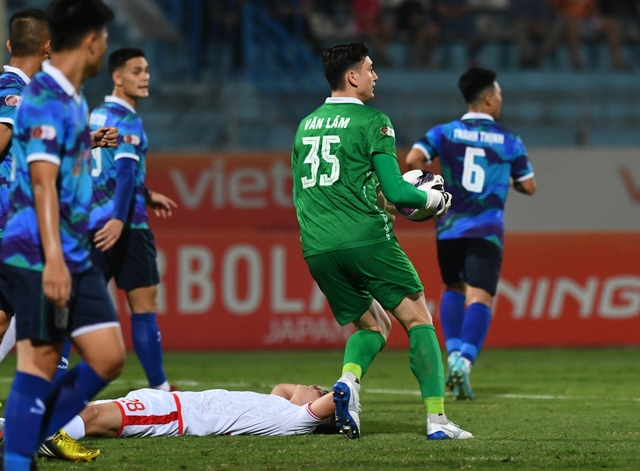Đức Chinh hành động dứt khoát, ngăn chặn đồng đội gây hấn với cầu thủ Viettel FC  - Ảnh 6.