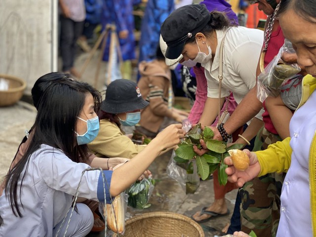 Phiên chợ đặc biệt của người Việt, thay vì tiền thì giao dịch bằng... lá cây - Ảnh 2.