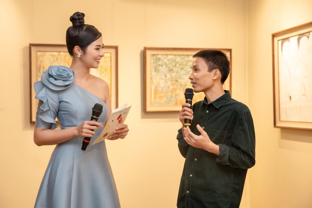 Hoa hậu Ngọc Hân làm MC cho triển lãm tranh của họa sĩ Duy Hòa - Ảnh 3.