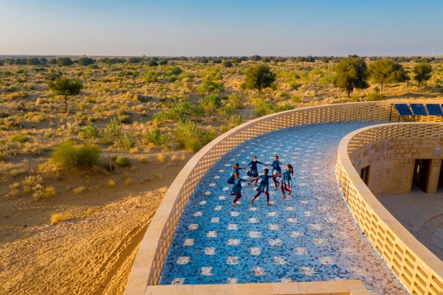 Ngôi trường giữa sa mạc Ấn Độ đặc biệt mát mẻ dù thời tiết nóng bức - Ảnh 1.