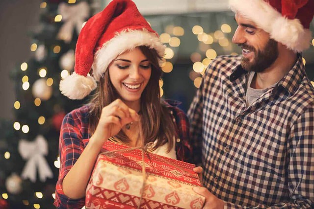 Nỗi lo về một Giáng sinh rất khác trong năm nay: Cây thông đắt đỏ hơn, quà tặng cũng ít ỏi - Ảnh 2.
