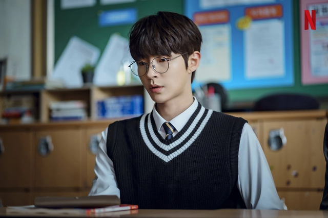 5 màn &quot;cưa sừng làm nghé&quot; đỉnh nhất phim Hàn 2022: Song Joong Ki U40 vẫn đóng học sinh - Ảnh 10.