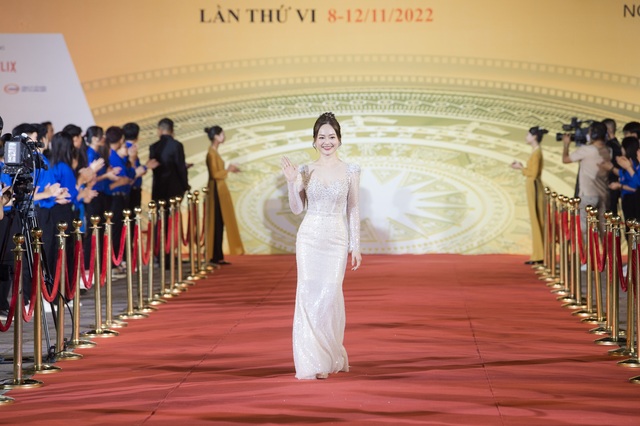 Hoa hậu Đỗ Hà, Mai Phương và dàn sao Việt đổ bộ thảm đỏ Liên hoan phim Quốc tế Hà Nội - Ảnh 2.