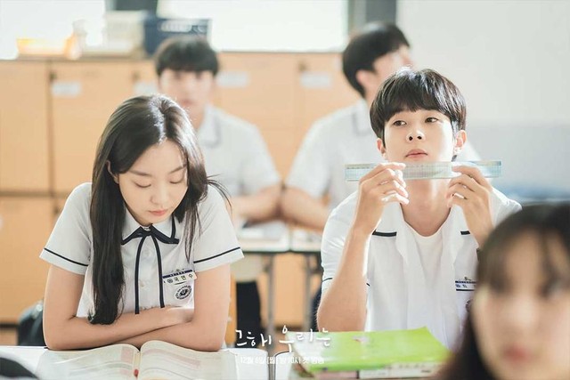 5 màn &quot;cưa sừng làm nghé&quot; đỉnh nhất phim Hàn 2022: Song Joong Ki U40 vẫn đóng học sinh - Ảnh 5.