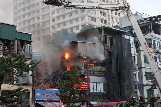 Hà Nội: Cháy lớn ở phố Minh Khai, không ghi nhận thiệt hại về người - Ảnh 1.