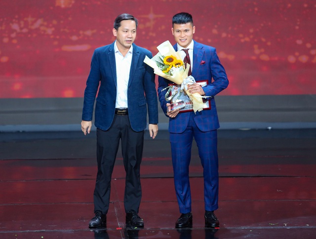 Văn Quyết đưa con trai lên nhận giải cầu thủ xuất sắc nhất V.League 2022 - Ảnh 5.