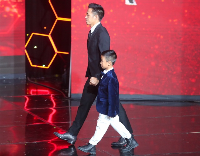 Văn Quyết đưa con trai lên nhận giải cầu thủ xuất sắc nhất V.League 2022 - Ảnh 3.