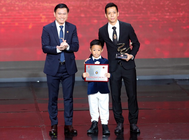 Văn Quyết đưa con trai lên nhận giải cầu thủ xuất sắc nhất V.League 2022 - Ảnh 1.