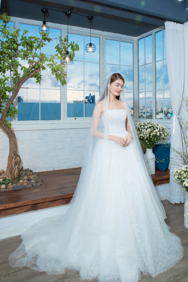 Á hậu Thuỳ Dung khoe nhan sắc mỹ miều khi thử váy cưới, hé lộ điều đặc biệt về dàn dâu phụ  - Ảnh 3.