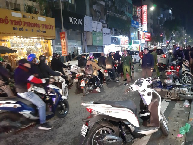 Hà Nội: Tai nạn liên hoàn trên phố Bạch Mai, ô tô đâm nhiều xe máy cùng chiều - Ảnh 1.