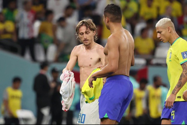 Tan chảy trái tim: Con trai Perisic an ủi Neymar, Modric - Casemiro đổi áo ngay sau hiệp 1 - Ảnh 5.