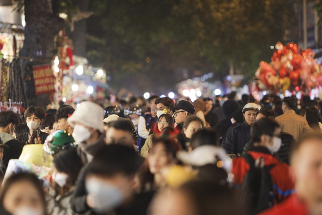 Người dân chen chúc nhau chụp ảnh trên phố Hàng Mã đón Giáng sinh sớm - Ảnh 4.