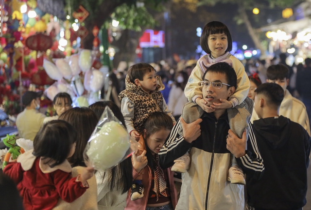 Người dân chen chúc nhau chụp ảnh trên phố Hàng Mã đón Giáng sinh sớm - Ảnh 5.
