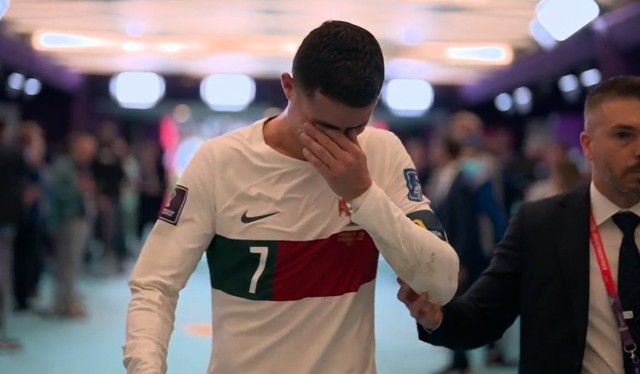 Ronaldo bật khóc nức nở sau khi bị loại khỏi kỳ World Cup cuối cùng sự nghiệp - Ảnh 5.