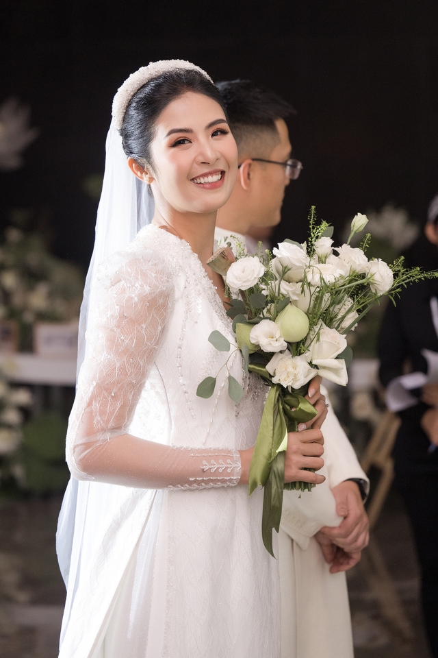 Lễ cưới của Hoa hậu Ngọc Hân: Cô dâu được chồng tặng quà bí mật, dàn mỹ nhân đổ bộ giữa không gian đẹp như mơ  - Ảnh 16.