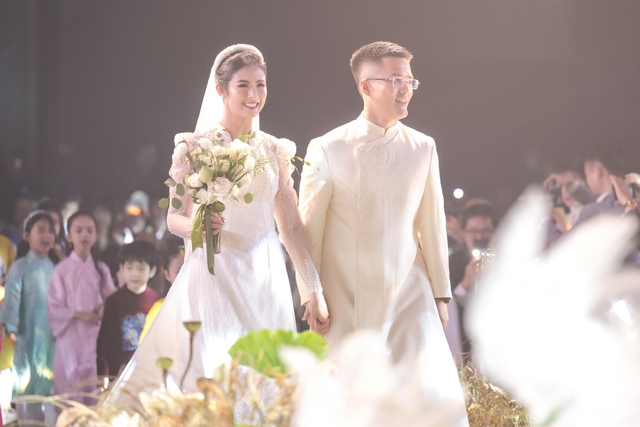 Lễ cưới của Hoa hậu Ngọc Hân: Cô dâu được chồng tặng quà bí mật, dàn mỹ nhân đổ bộ giữa không gian đẹp như mơ  - Ảnh 18.