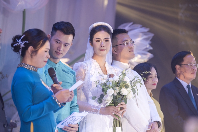 Lễ cưới của Hoa hậu Ngọc Hân: Cô dâu được chồng tặng quà bí mật, dàn mỹ nhân đổ bộ giữa không gian đẹp như mơ  - Ảnh 22.