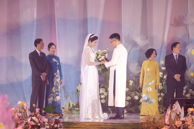 Lễ cưới của Hoa hậu Ngọc Hân: Cô dâu được chồng tặng quà bí mật, dàn mỹ nhân đổ bộ giữa không gian đẹp như mơ  - Ảnh 24.