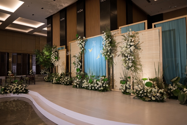 Lễ cưới của Hoa hậu Ngọc Hân: Cô dâu chú rể ngọt ngào, dàn mỹ nhân đổ bộ giữa không gian đẹp như mơ  - Ảnh 2.