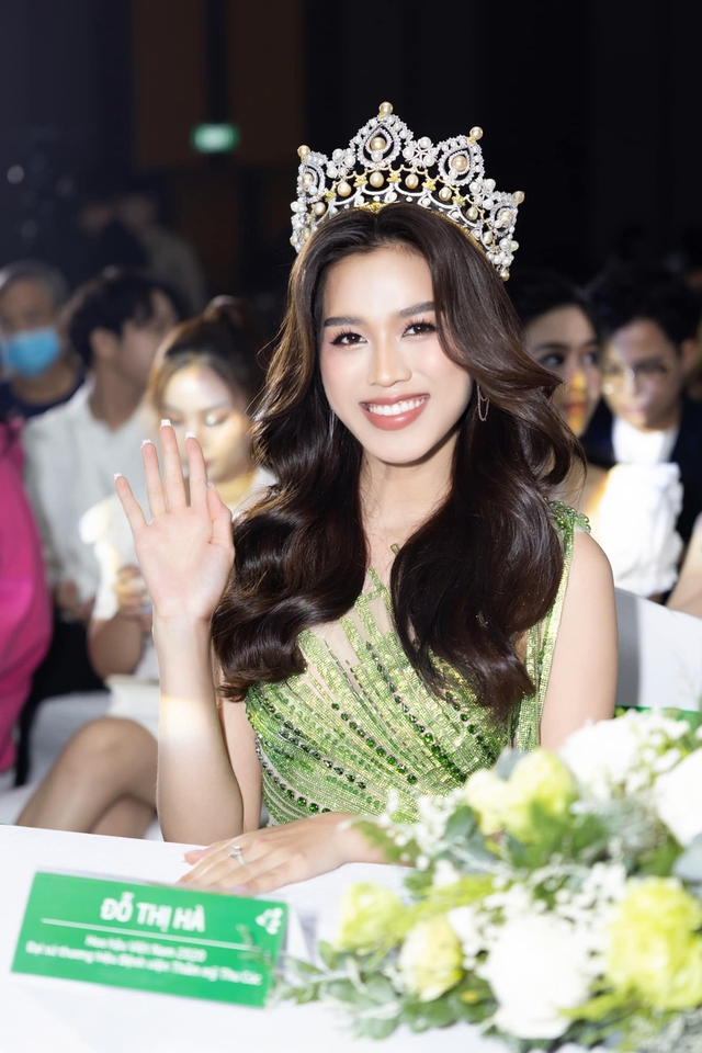 3 Hoa hậu Việt Nam đọ sắc chung khung ảnh: Người lui về hậu trường suốt 20 năm, người sắp kết thúc nhiệm kì  - Ảnh 9.