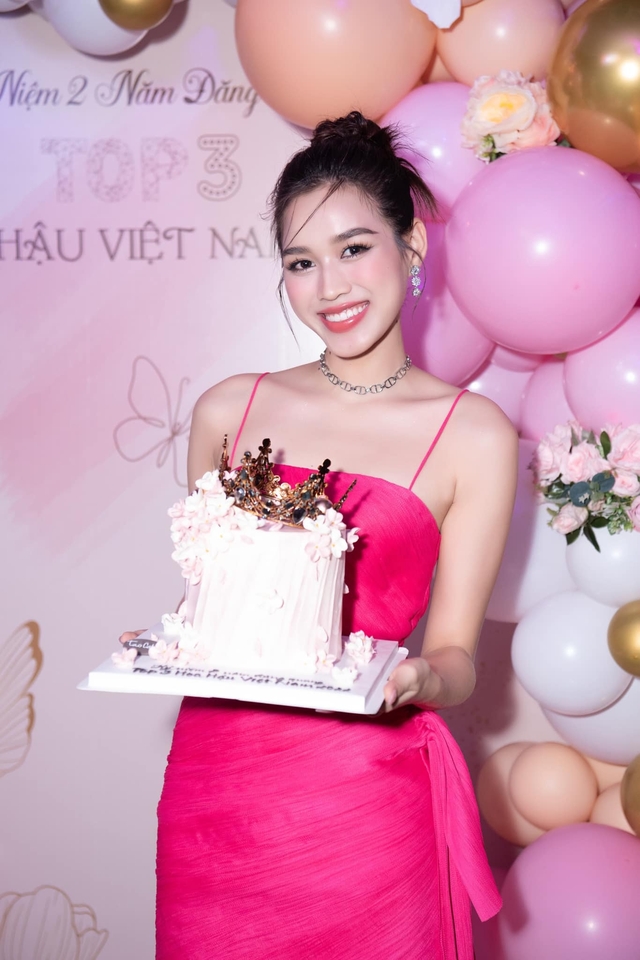 3 Hoa hậu Việt Nam đọ sắc chung khung ảnh: Người lui về hậu trường suốt 20 năm, người sắp kết thúc nhiệm kì  - Ảnh 12.