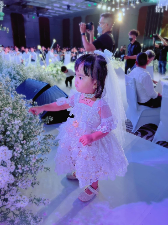 Dàn nhóc tỳ dự tiệc cưới của bố mẹ: 2 con của Khánh Thi đáng yêu, 1 bé lần đầu được công khai  - Ảnh 6.