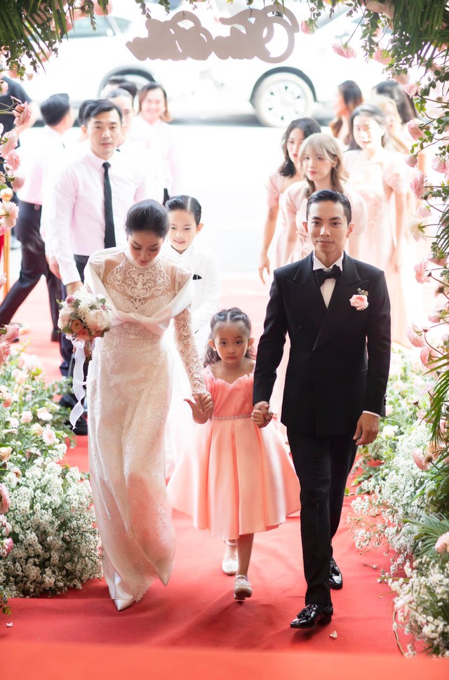 Dàn nhóc tỳ dự tiệc cưới của bố mẹ: 2 con của Khánh Thi đáng yêu, 1 bé lần đầu được công khai  - Ảnh 3.