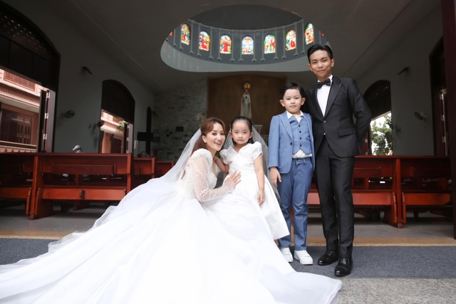 Dàn nhóc tỳ dự tiệc cưới của bố mẹ: 2 con của Khánh Thi đáng yêu, 1 bé lần đầu được công khai  - Ảnh 4.