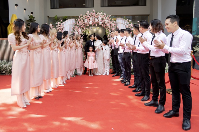 Lễ ăn hỏi ấm cúng, tràn ngập hoa hồng của Phan Hiển - Khánh Thi - Ảnh 1.