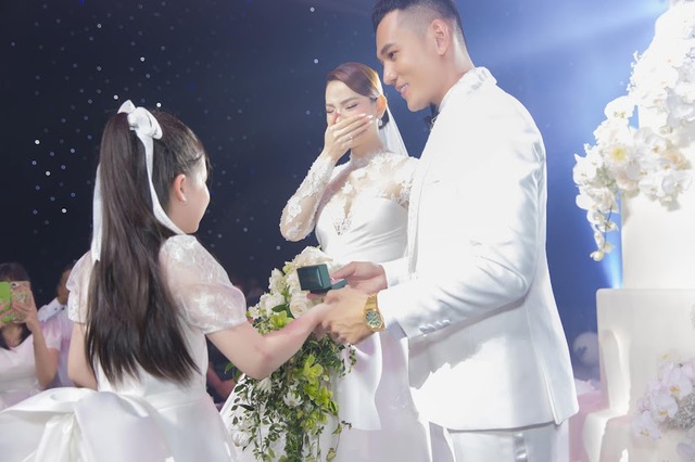 Dàn nhóc tỳ dự tiệc cưới của bố mẹ: 2 con của Khánh Thi đáng yêu, 1 bé lần đầu được công khai  - Ảnh 9.