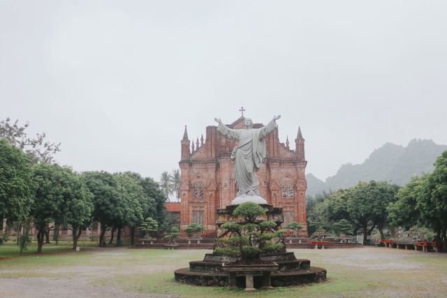 Khám phá vẻ đẹp cổ kính của nhà thờ Đan viện thánh mẫu Châu Sơn Ninh bình - Ảnh 1.