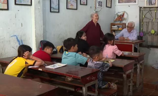 Ông bà giáo mở lớp học tình thương 15 ngàn đồng/tháng, gần 30 năm giúp học sinh nghèo không bị thất học - Ảnh 2.