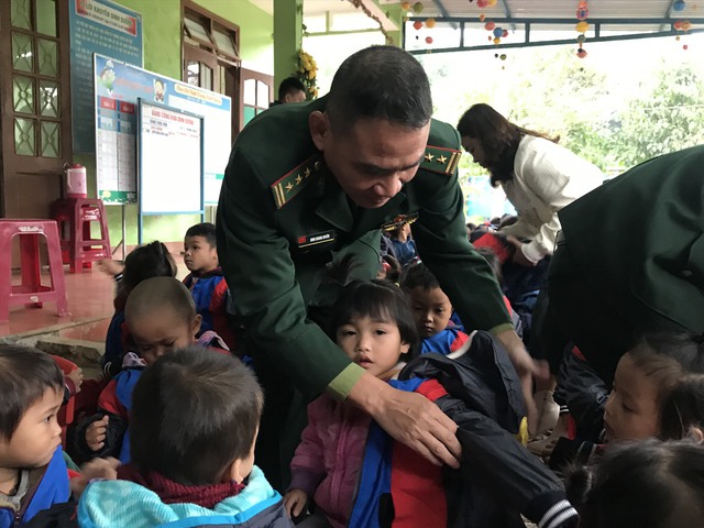 Trao tặng hàng trăm áo ấm cho trẻ em vùng biên giới Quảng Trị - Ảnh 2.