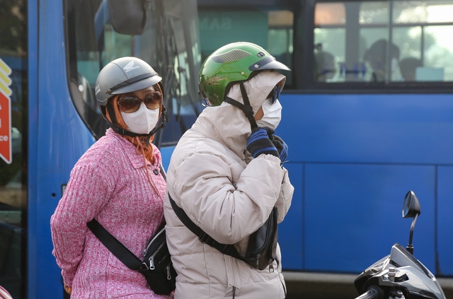 Không khí se lạnh tháng cuối năm, người dân TP.HCM mặc áo len ra đường  - Ảnh 9.