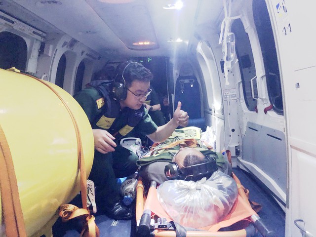 Vượt mưa gió, trực thăng quân đội đưa ngư dân bị đột quỵ từ Trường Sa vào đất liền cứu chữa  - Ảnh 2.
