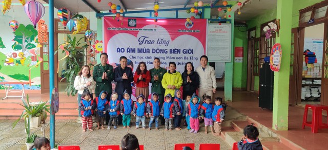 Trao tặng hàng trăm áo ấm cho trẻ em vùng biên giới Quảng Trị - Ảnh 1.