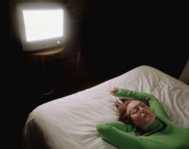 Ngủ trong khi TV vẫn mở: Thói quen tưởng vô hại nhưng tiềm ẩn nhiều nguy cơ mắc bệnh  - Ảnh 2.