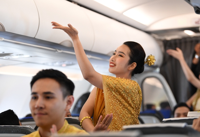 Hoa hậu Đoàn Thiên Ân làm &quot;tiếp viên hàng không&quot; trên chuyến bay đầu tiên từ Hà Nội đi Bangkok của hãng hàng không lữ hành Việt Nam - Ảnh 5.